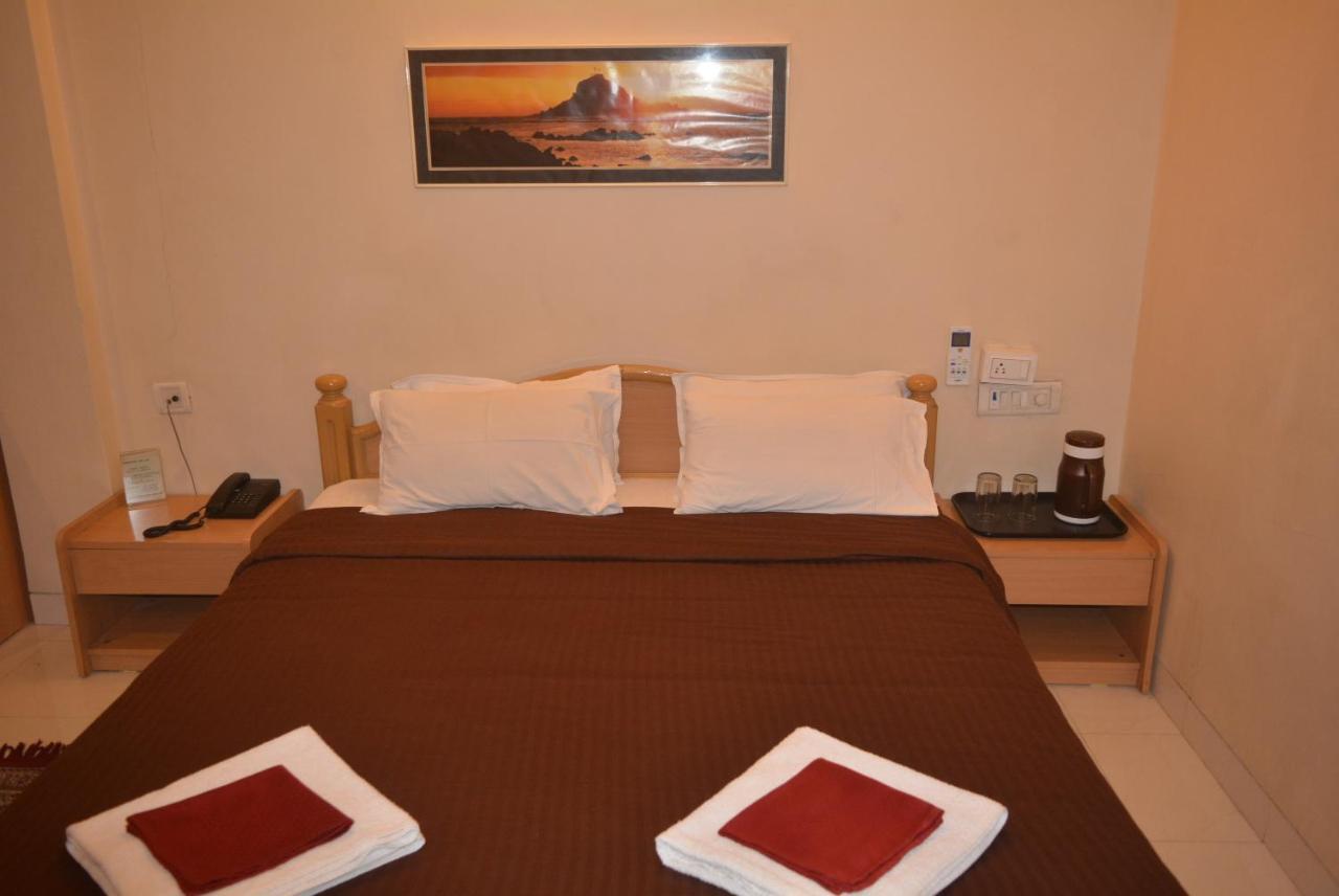 Hotel Poonam Exterior photo